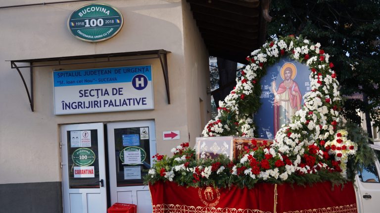 FOTO Moaștele Sfântul Ioan cel Nou au fost plimbate pe străzile din Suceava pentru a combate răspândirea coronavirusului