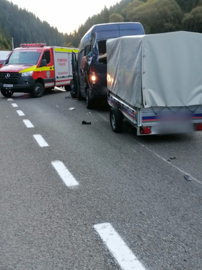 FOTO O femeie a murit după ce a zburat pe geamul microbuzului implicat într-un accident rutier la Valea Putnei