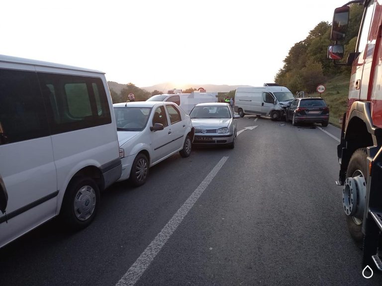 FOTO Carambol între șase vehicule produs la Gura Humorului de un fălticenean