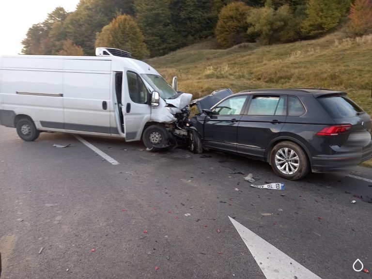 FOTO Coliziune între cinci mașini produsă la ieșire din Gura Humorului spre Bucșoaia