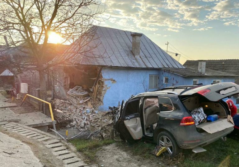 Un individ rupt de beat și fără permis s-a proptit cu mașina într-o casă din Rădăuți