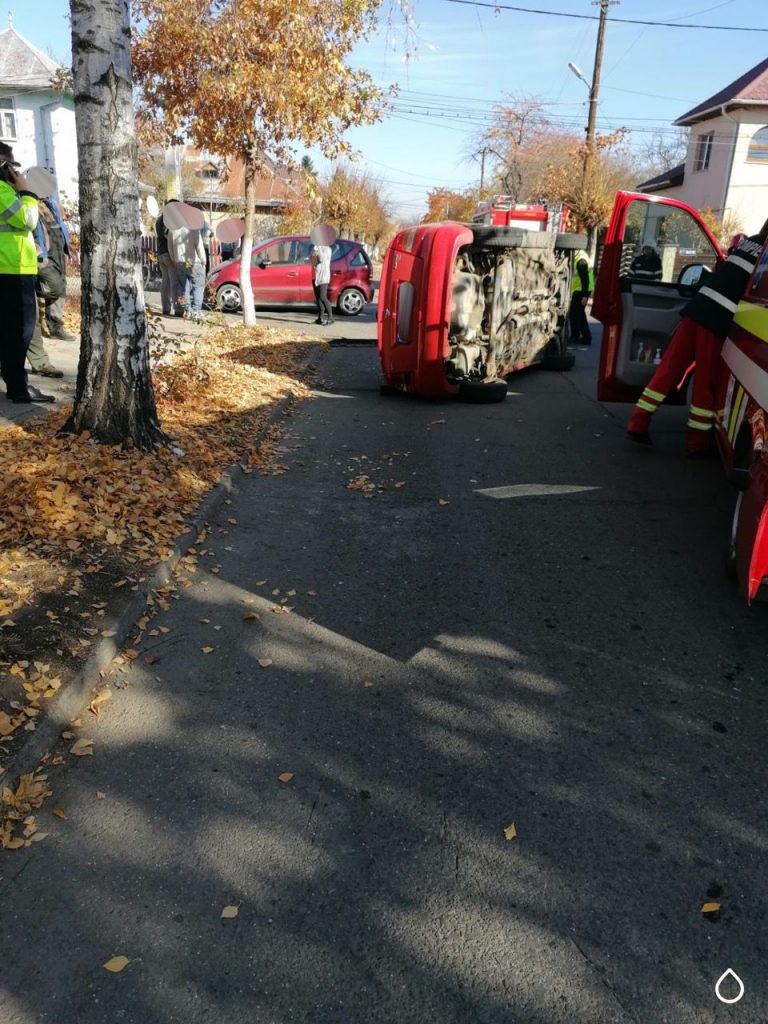 Pieton rănit în urma unui accident produs între două mașini într-o intersecție din Rădăuți