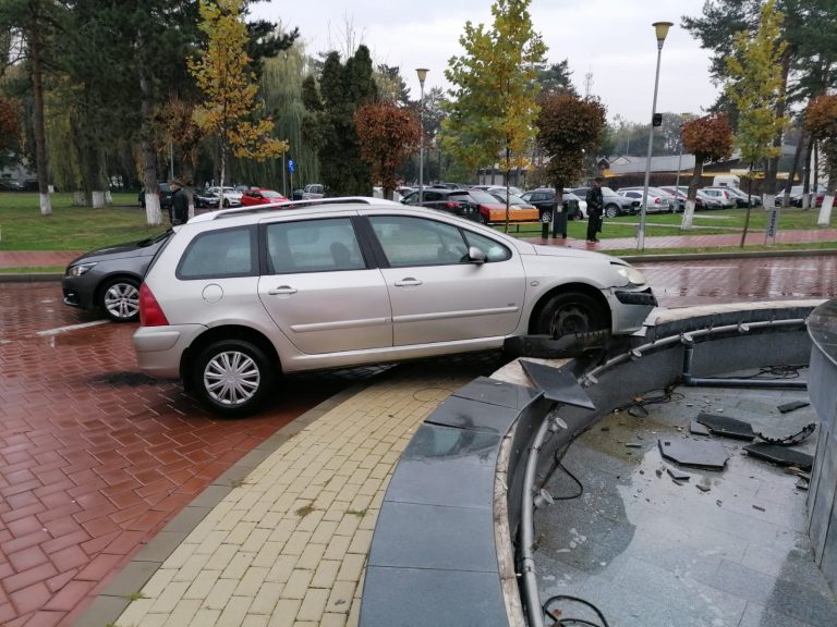FOTO O șoferiță a intrat cu mașina în fântâna arteziană de la Spitalul Județean Suceava după ce a încurcat frâna cu accelerația
