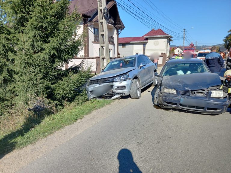 FOTO O șoferiță care nu a acordat prioritate într-o intersecție a produs un accident cu doi răniți, la Stulpicani