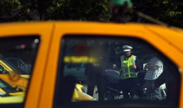 Un taximetrist a fost bătut de un client beat cu care s-a certat de la prețul cursei