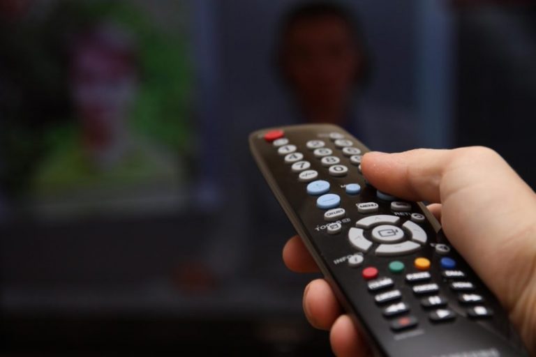 Un bărbat beat a fost internat cu forța la Psihiatrie după ce și-a altoit soția cu telecomanda