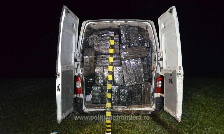 VIDEO FOTO Dubă burdușită cu țigări de contrabandă de aproape un milion de lei capturată de polițiștii de frontieră, la Izvoarele Sucevei