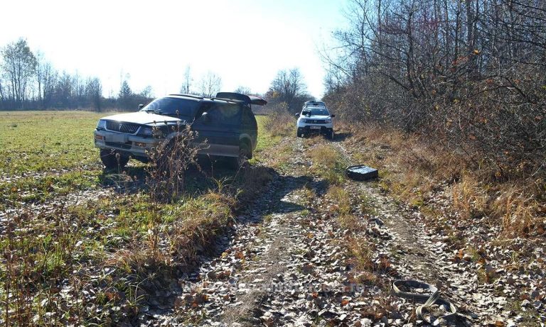 VIDEO FOTO Focuri de armă trase de polițiștii de frontieră pentru prinderea unui transport de țigări de contrabandă, la Bilca