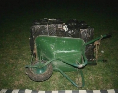 Contrabandist din Bilca surprins în timp ce transporta țigări cu roaba
