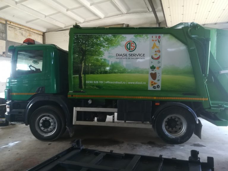 O mașină de gunoi de la Diasil a luat foc pe o stradă din Suceava