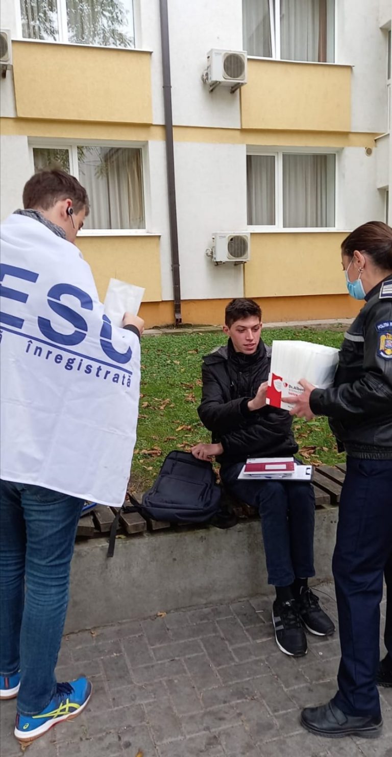 FOTO Polițiștii Biroului Universitar din cadrul Poliției Municipiului Suceava au distribuit 300 de măști sanitare studenților suceveni