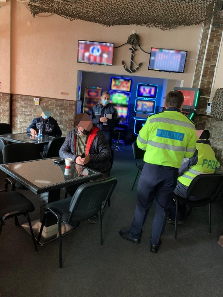 FOTO Petrecere cu persoane nevaccinate oprită de polițiști, la Boroaia