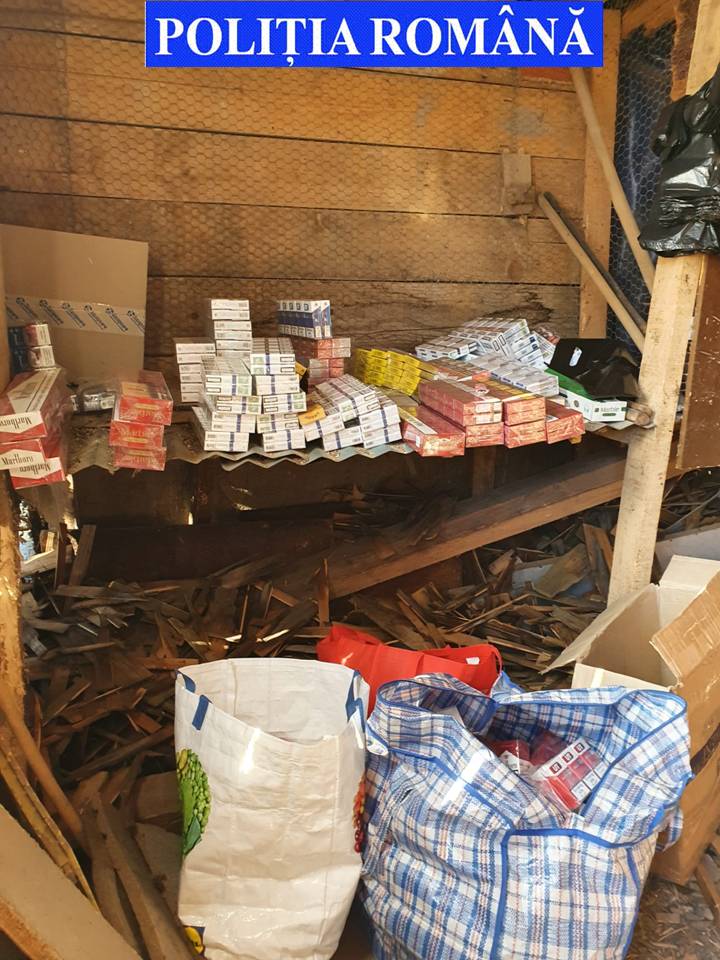 FOTO Două humorence au fost reținute pentru contrabandă cu țigări și alcool în urma unor percheziții făcute de polițiști
