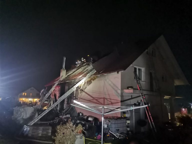 FOTO  Incendiu izbucnit la o casă din Bosanci de la coșul de fum