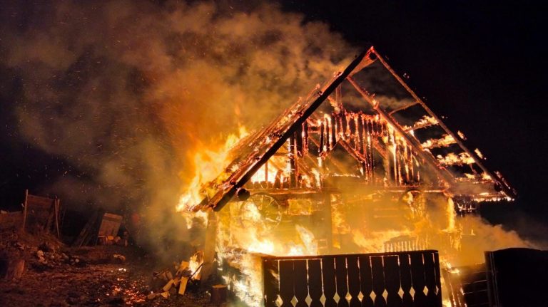 FOTO O casă din Cârlibaba a luat foc de la coșul de fum
