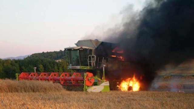 O combină agricolă a luat foc pe un ogor din Siret