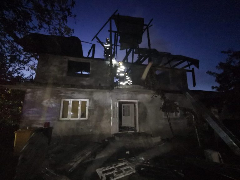 VIDEO FOTO O casă din Dumbrăveni a fost incendiată intenționat