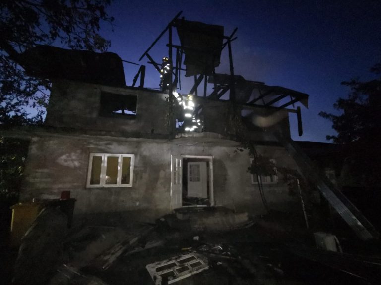 VIDEO FOTO Un bărbat din Dumbrăveni și-a dat foc la casă după ce a fost bătut de tatăl său