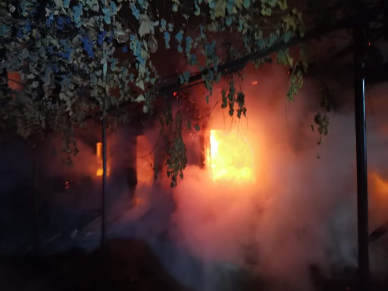 FOTO Un bărbat din Forăști a ajuns la psihiatrie după ce și-a dat foc la casă