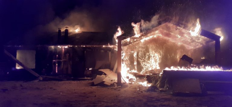 FOTO O casă din Fundu Moldovei a luat foc de la coșul de fum