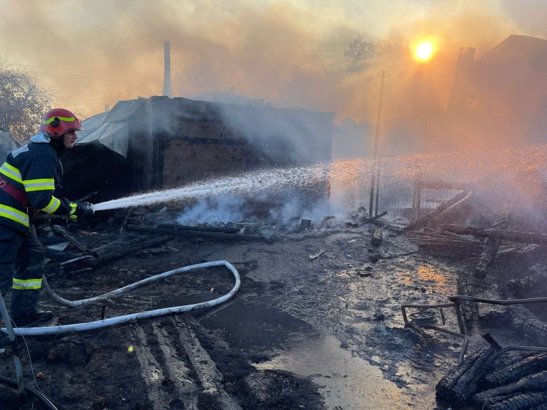 FOTO Incendiu de proporții izbucnit într-o gospodărie din Ilișești