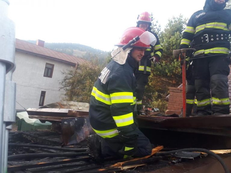 FOTO Incendiu izbucnit într-o gospodărie din Vatra Dornei de la centrala termică