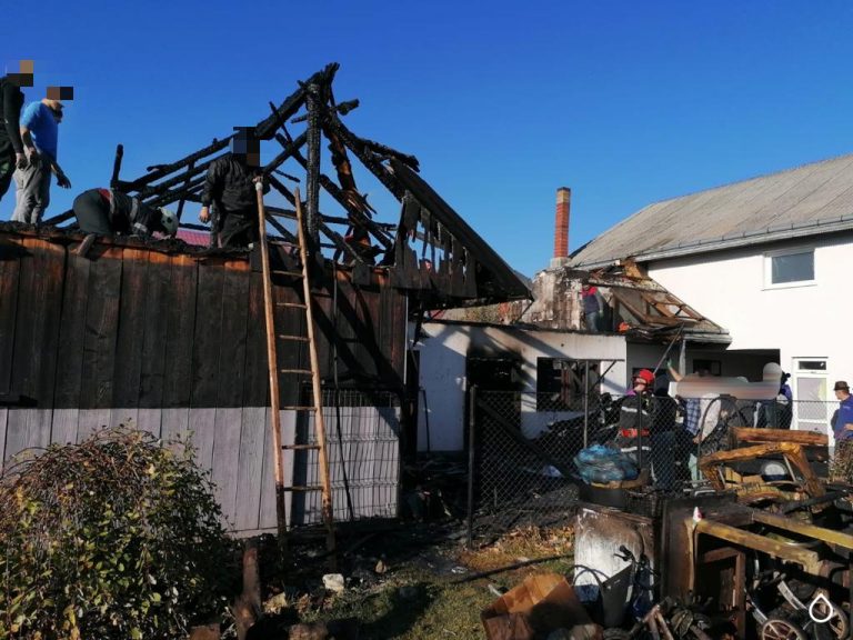 FOTO Incendiu izbucnit într-o gospodărie din Voitinel de la un cablu electric defect