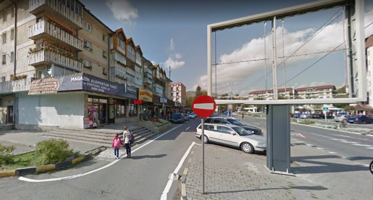 Un pieton care traversa neregulamentar a fost lovit de o mașină în fața magazinului Făget din Gura Humorului