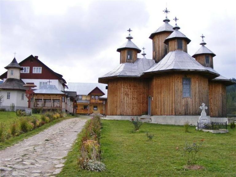 Incendiu izbucnit la Mănăstirea Orata din Fundu Moldovei de la o candelă lăsată nesupravegheată