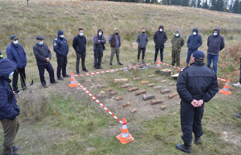 FOTO Întâlnire a pirotehniștilor ISU Suceava cu detectoriștii din județ. 875 de elemente de muniție au fost distruse