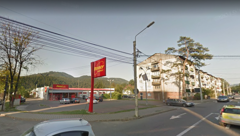 Un pieton beat din Moldovița a fost lovit de o mașină în fața supermarketului Penny din Câmpulung Moldovenesc