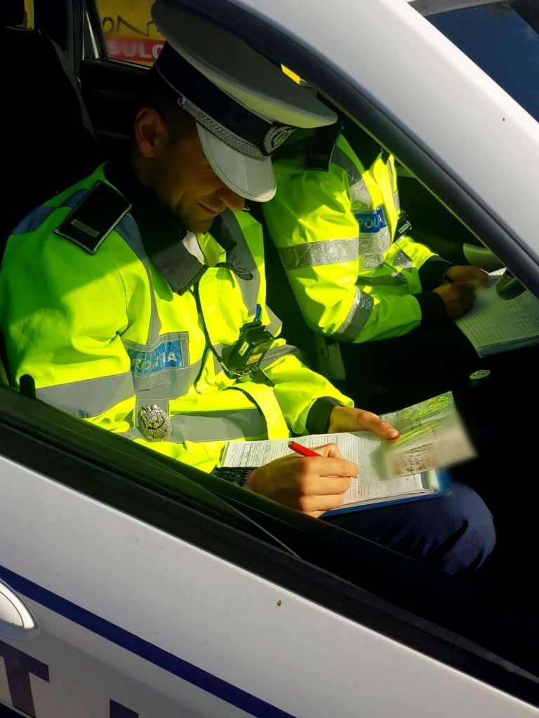 Un tânăr din Vama a fost oprit de polițiști din drumul lui spre iubită. Amorezatul s-a urcat fără permis la volanul unei mașini