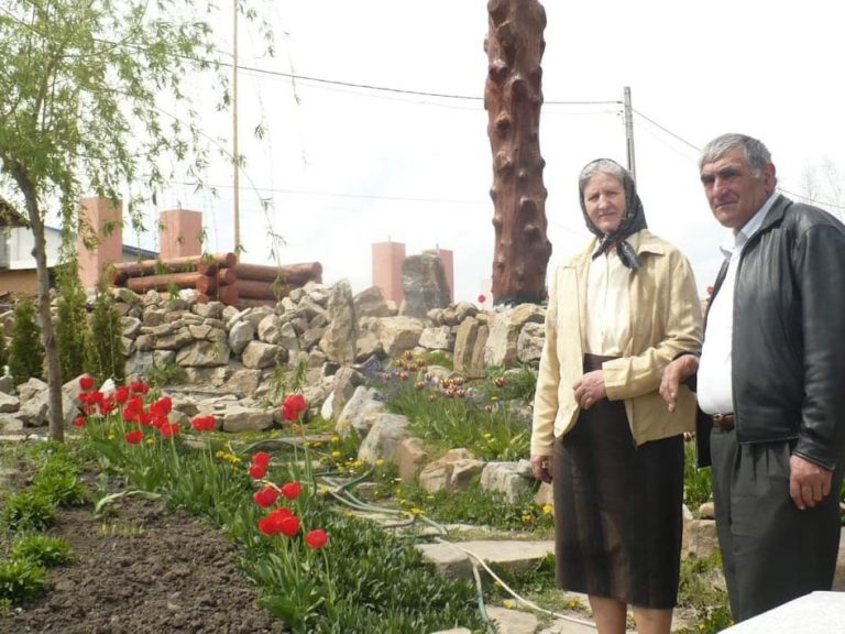 Prezbiterul Bisericii Penticostale din Cajvana își lasă în stradă fiul și cei trei nepoți cu vârste cuprinse între 8 și 12 ani, în prag de iarnă