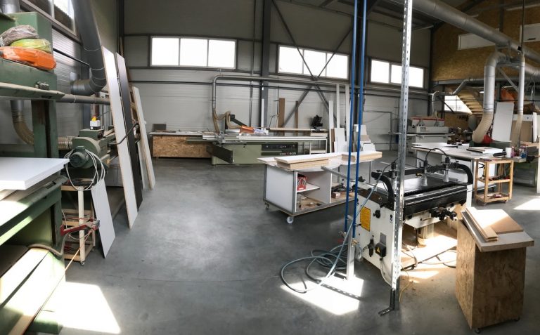 Un șcheian a murit strivit sub mai multe plăci de pal într-o fabrică de mobilă din Suceava