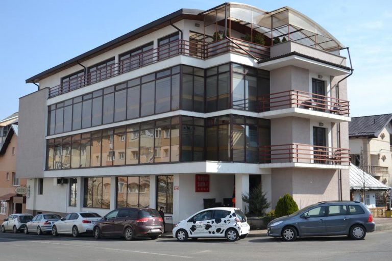 O femeie a fost găsită moartă pe terasa pensiunii Santa Fe din Suceava