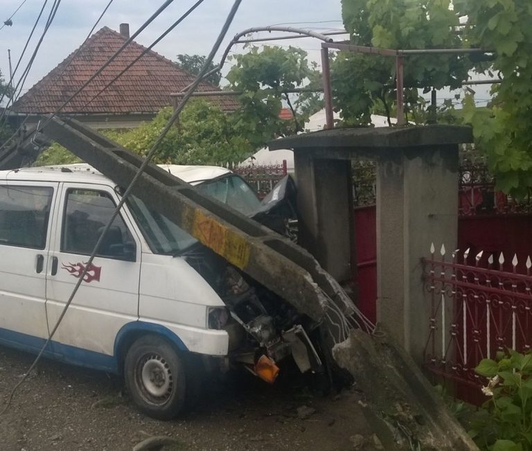 Un bărbat beat și fără permis din Baia a pus la pământ gardul unei vecine cu o dubă