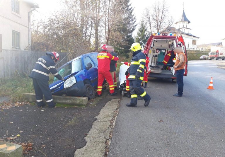 VIDEO FOTO Un șofer a intrat cu mașina într-un cap de pod, la Fălticeni
