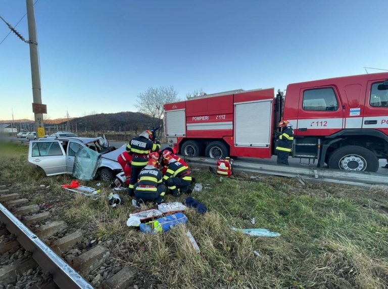 VIDEO FOTO O șoferiță din Mălini a ajuns în comă la spital, după ce nu a acordat prioritate trenului, la intrare în Frasin