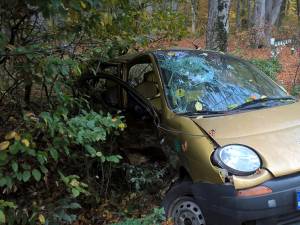 Accident produs de o șoferiță care a zburat cu mașina de pe drum într-o pădure, la Capu Câmpului