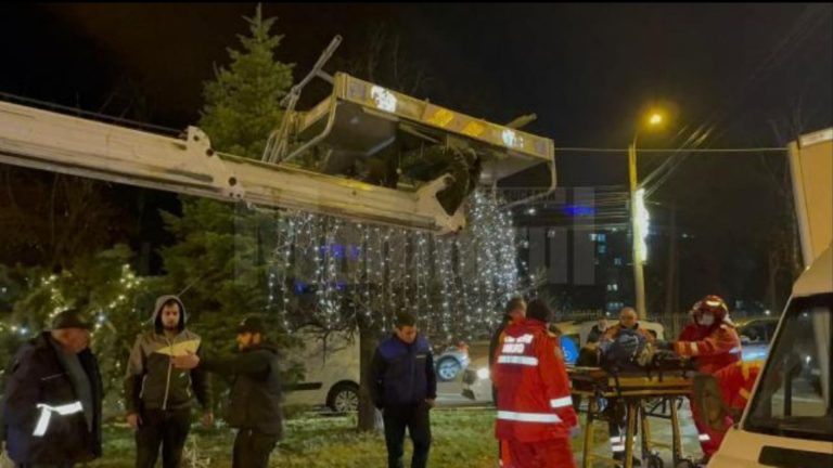 Doi muncitori care montau instalația de Crăciun din Suceava au ajuns la spital după ce un șofer din Salcea le-a răsturnat autoplatforma