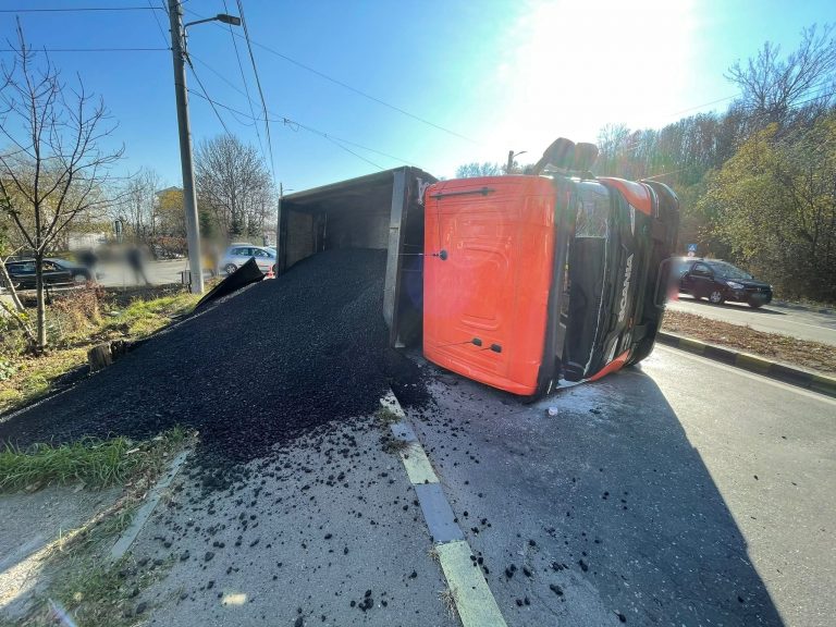 UPDATE VIDEO FOTO Un șofer s-a răsturnat cu un camion încărcat cu asfalt în sensul giratoriu de pe strada Traian Vuia