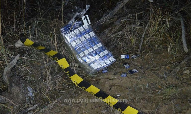 FOTO Țigări de contrabanda aduse cu drona și abandonate pe un ogor din Vicovu de Sus