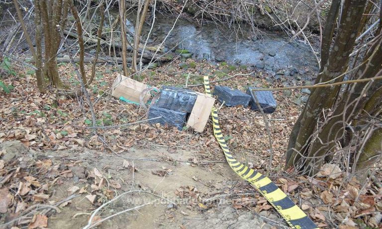 FOTO Țigări de contrabandă de peste 30.000 de euro abandonate la Vicovu de Sus după ce polițiștii de frontieră au tras mai multe focuri de armă