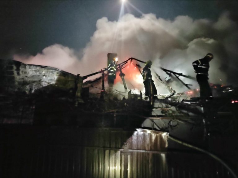 FOTO Incendiu izbucnit într-o gospodărie din Petia de la coșul de fum