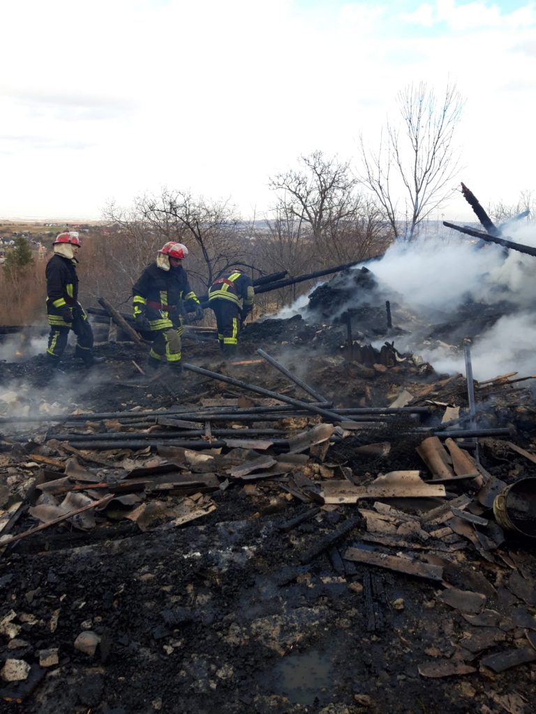 FOTO Incendiu de proporții izbucnit într-o gospodărie din Cacica