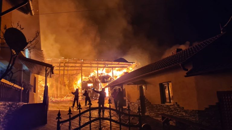 FOTO Un banzic și un depozit de lemne din Ciprian Porumbescu au fost făcute scrum de un incendiu puternic