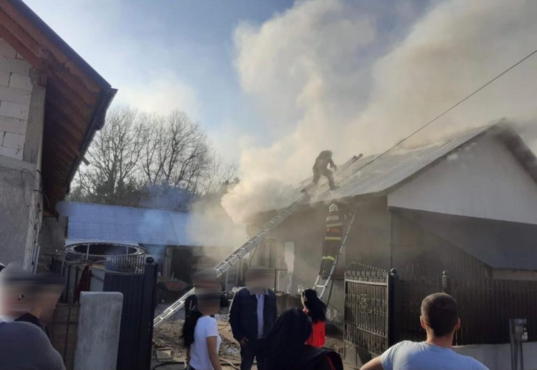 FOTO O familie din Dornești a rămas fără acoperiș deasupra capului din cauza unui incendiu izbucnit de la coșul de fum
