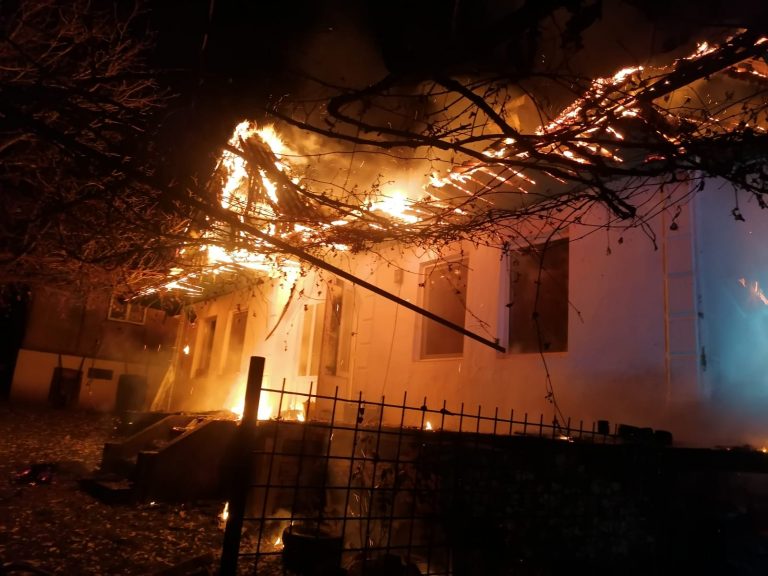 FOTO  O casă din municipiul Fălticeni a luat foc de la coșul de fum