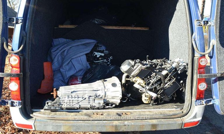 FOTO Trei motociclete, în valoare de peste 250.000 de lei, furate din Italia au fost descoperite într-o dubă, aflată într-o parcare din Siret