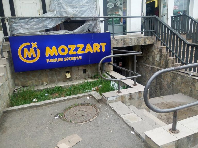Cinci tineri care au insistat să joace la păcănele deși nu au certificat verde au fost amendați de polițiștii suceveni